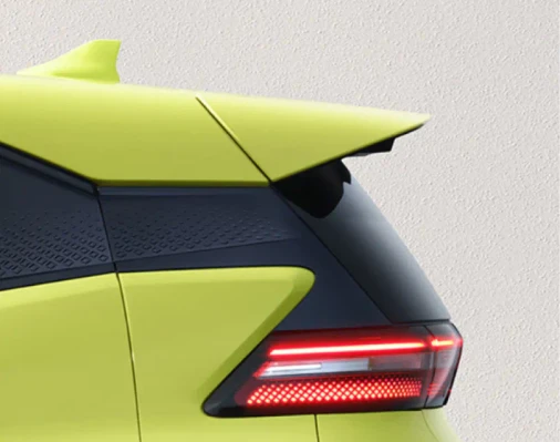 Wizualnie odseparowany dach i panel tylnych świateł LED